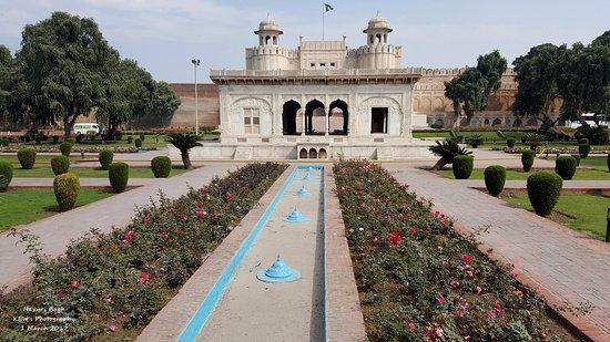 Hazuri Bagh Lahore Image