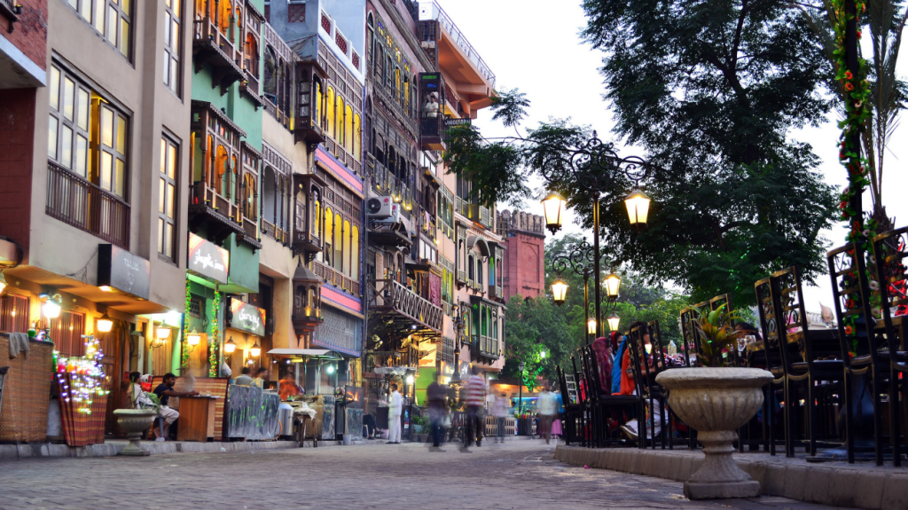 Food Street Lahore near Badshahi Mosque - Fort Road Food Street